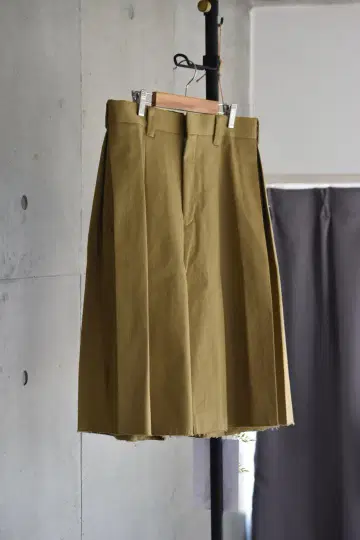 STERNBERG 치노 플리츠 숏팬츠 베이지