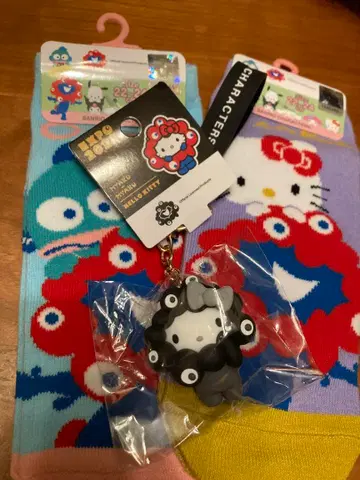 만박 회장 한정판 블랙 미야쿠미야쿠와 키티 콜라보 키링 및 양말 2세트