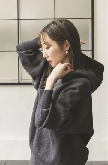 NOBLE 다크 그레이 후드 니트