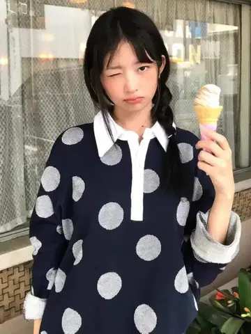 한국 ronron 물방울 패턴 네이비 긴팔 피케 셔츠 ive 레이 착용