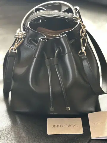 JIMMY CHOO 블랙 버킷백