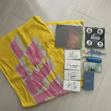 영 스키니 CD, 타월, 고무 밴드, 캔뱃지, 스트랩, 사인 포함 카드