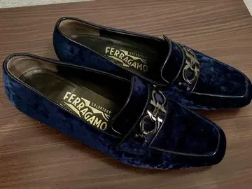 Ferragamo 네이비 벨벳 로퍼