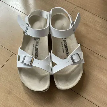 BIRKENSTOCK RIO 화이트 샌들 37
