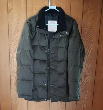 올리브 그린 다운 자켓 후드 있음 S 사이즈