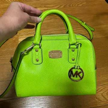 MICHAEL KORS 네온 그린 숄더백