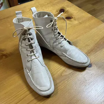 화이트 가죽 레이스업 부츠