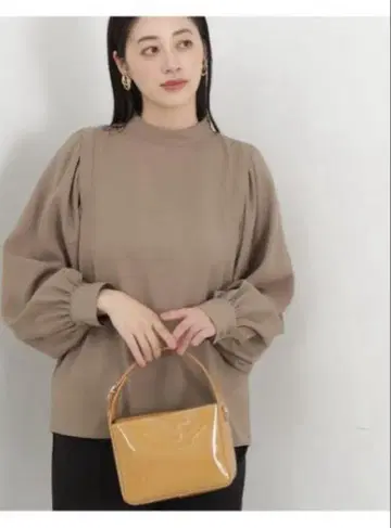 볼륨 슬리브 스탠드 넥 블라우스 모카