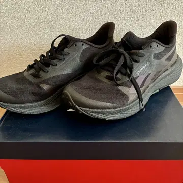 새상품급 리복 스니커즈 25.5cm 실내 착용