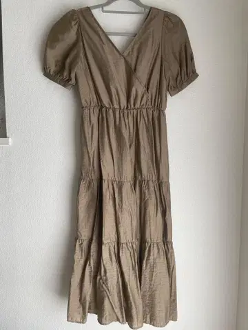 베이지 V넥 티어드 롱 원피스 반팔