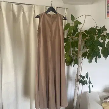 Mila Owen 슬리브리스 롱 원피스 베이지