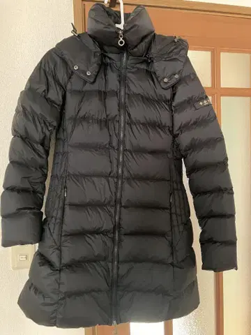 블랙 후드 부착 롱 다운 자켓 타트라스