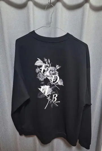 블랙 맨투맨 트레이닝복 꽃무늬 JUNRED 준레드