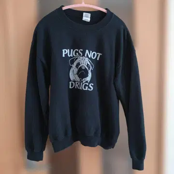PUGS NOT DRUGS 맨투맨 블랙