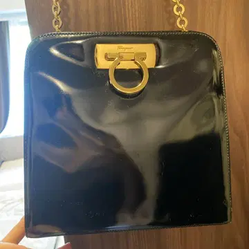 페라가모 블랙 숄더백