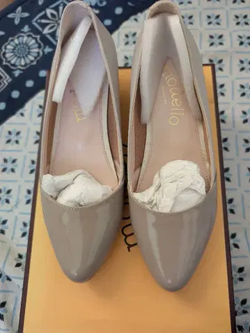 베이지 에나멜 펌프스 22.5cm madras