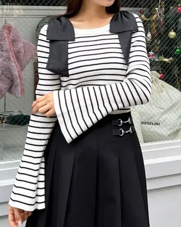 오프숄더 어깨 리본 니트 잉그