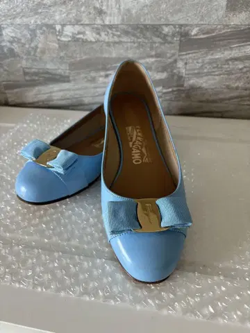 FERRAGAMO 스카이블루 리본 포함 플랫슈즈