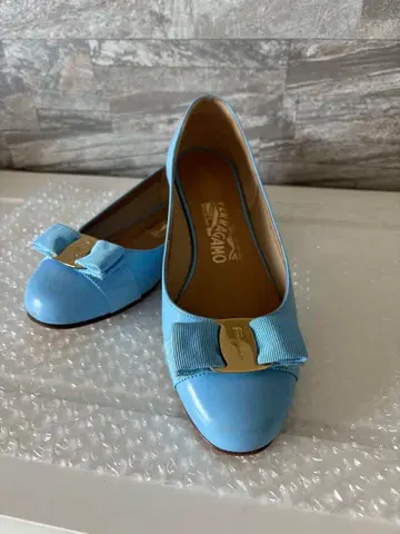 FERRAGAMO 스카이블루 리본 포함 플랫슈즈