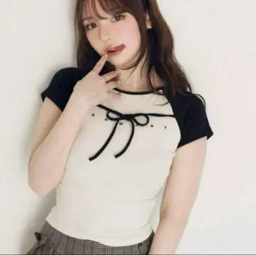 ANDMARY 리본 포함 반팔 T셔츠 아이보리/블랙