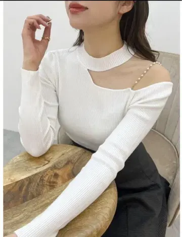 머큐리 듀오 새상품 택 포함 숄더 펄 체인 롱 슬리브 니트