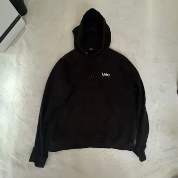LMC 블랙 후드티