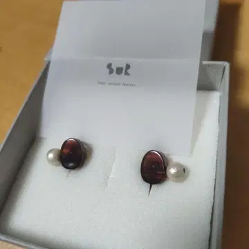 Sur 코튼 펄 장식 귀찌 브라운
