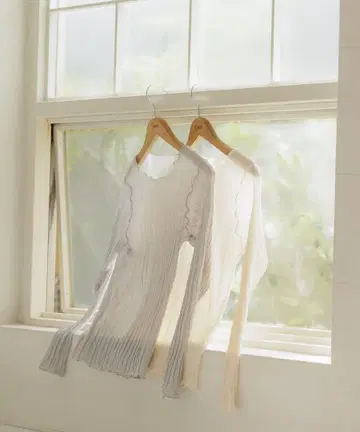 새상품급 플리츠 시어 탑 flower 아이보리