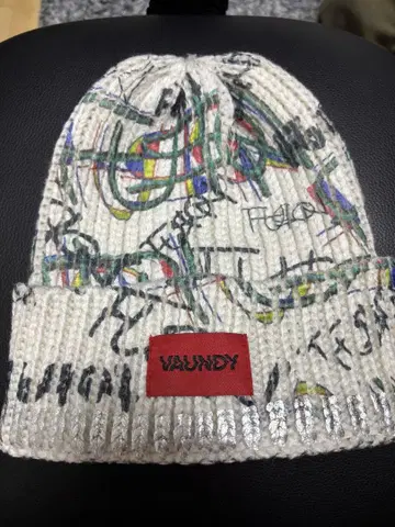 VAUNDY 그래피티 니트 비니