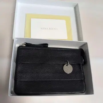 새상품 NINA RICCI 블랙 가죽 프래그먼트 케이스