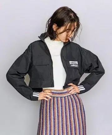 아디다스 오리지널스 숏 트랙탑 자켓 크롭 블랙
