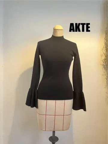 AKTE 블랙 하이넥 플레어 슬리브 니트