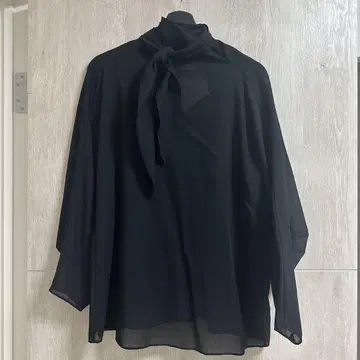 LOEFF 리본 포함 블랙 셔츠