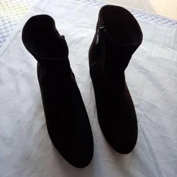 블랙 스웨이드 통굽 부츠