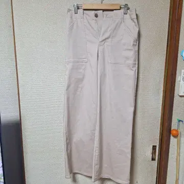 DoCLASSE 베이지 캐주얼 팬츠 큰 포켓 부착