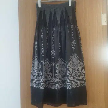 플레어 스커트 블랙 화이트 자수
