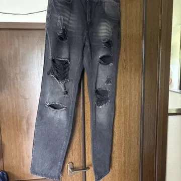 데미지 가공 블랙 데님 팬츠
