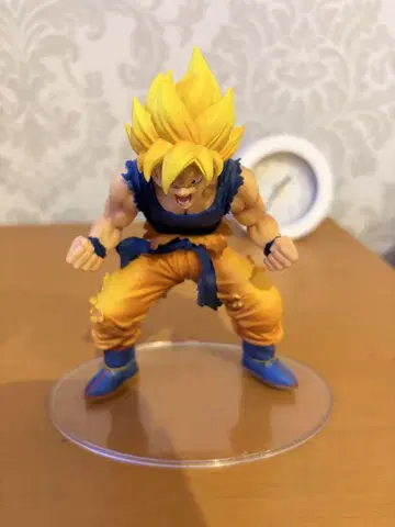 슈퍼 사이어인 손오공 피규어