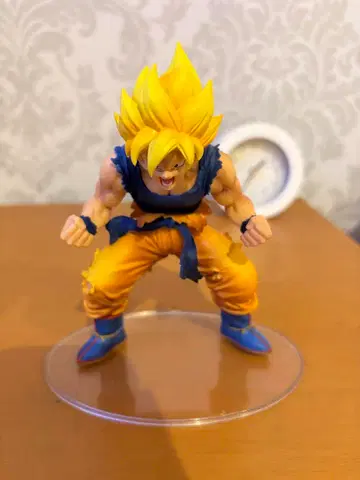 슈퍼 사이어인 손오공 피규어