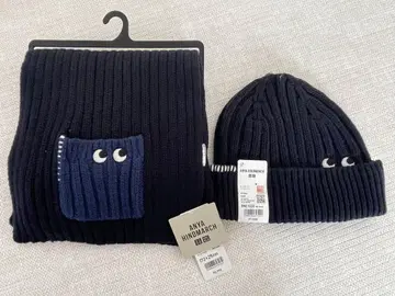 유니클로 ANYA HINDMARCH 네이비 비니와 머플러 세트
