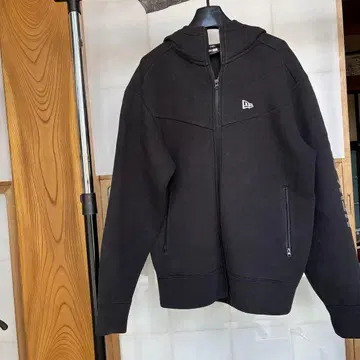 New Era 블랙 집업 후드티