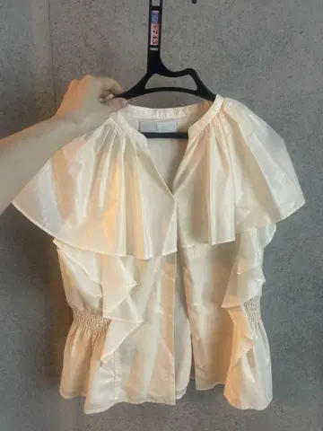 CELFORD 아이보리 프릴 블라우스