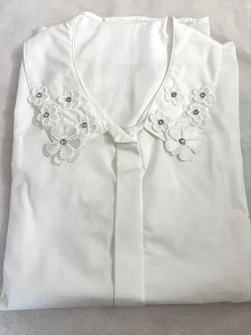 natural couture 화이트 꽃 자수 긴팔 블라우스 F 사이즈