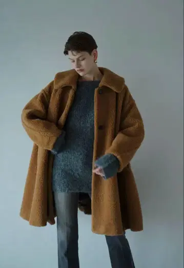 CLANE 볼륨 플레어 보아 코트