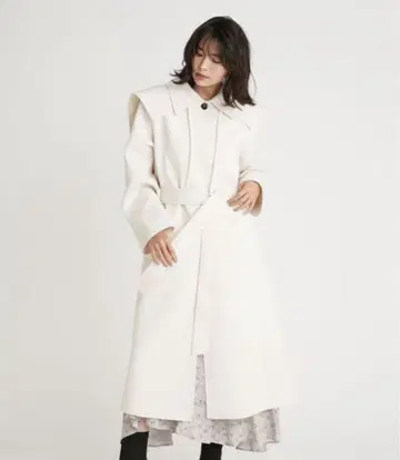 나츠호 착용 프레이 아이디 케이프 스탠 칼라 트윌 리버 코트 화이트