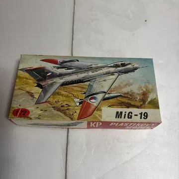 KP MiG-19 플라스틱 모델 1/72