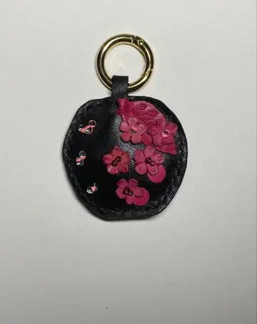 가죽 키링 꽃 장식 블랙과 핑크