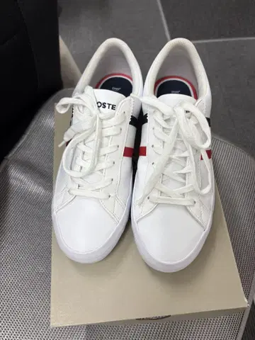 LACOSTE 화이트 스니커즈