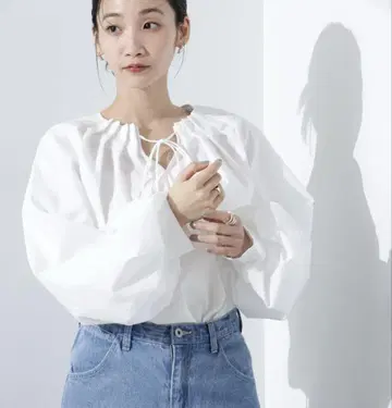 볼륨 슬리브 턱 블라우스