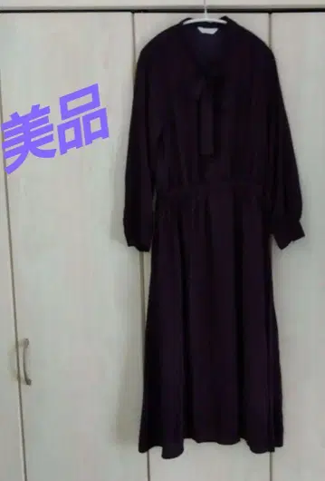 GROVE 네이비와 빨간색 도트 무늬 긴팔 원피스